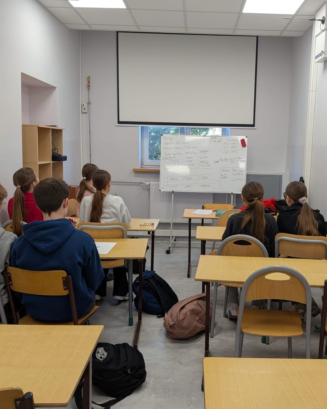 Zajęcia w klasie — na tablicy rozpisany przykład kredytu